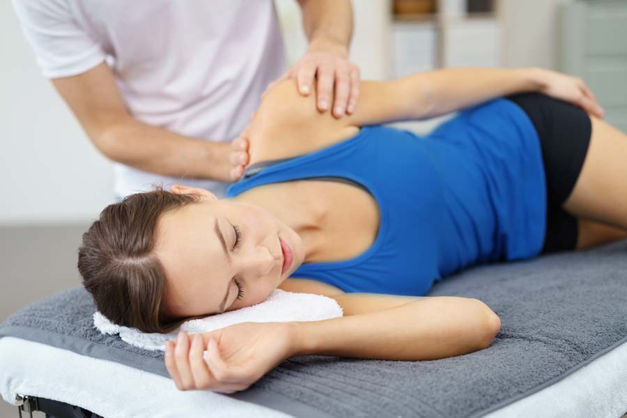 Physiotherapie in Haimhausen: Frau bei Manueller Therapie