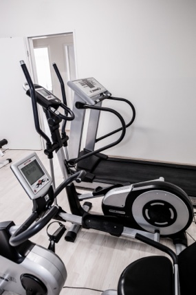 Cardio-Training auf Cross-Trainern im Therapiezentrum Haimhausen