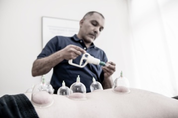 Physiotherapeut Sabri Maraqa behandelt einen Patienten
